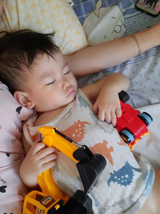 Vừa tậu bộ đồ chơi mới, bé trai mang không sót thứ gì đi ngủ, dân mạng xem ảnh bồi hồi: "Tuổi thơ mình cũng như thế" - Ảnh 4.