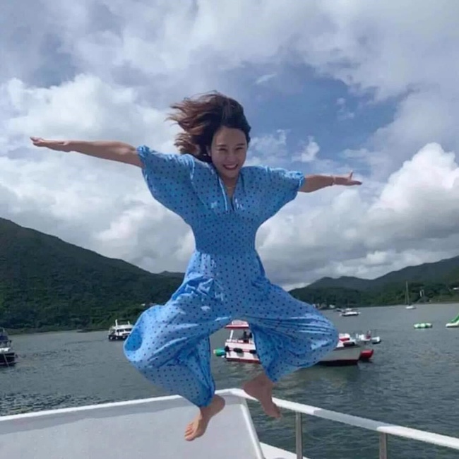Được bạn thân chụp ảnh cho theo phong cách &quot;bay nhảy&quot; giữa biển khơi, thiếu nữ tái mặt với loạt hình như phù thủy khó tính - Ảnh 3.
