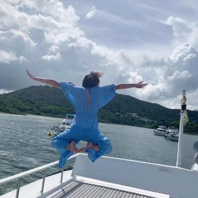 Được bạn thân chụp ảnh cho theo phong cách &quot;bay nhảy&quot; giữa biển khơi, thiếu nữ tái mặt với loạt hình như phù thủy khó tính - Ảnh 5.