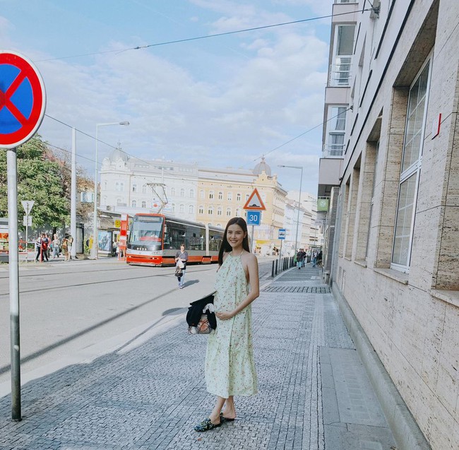 &quot;Bà bầu&quot; Kỳ Hân vui tươi xuống phố. Cô chia sẻ: &quot;Đã rất lâu rồi mới có 1 kiểu ảnh toàn thân&quot;.