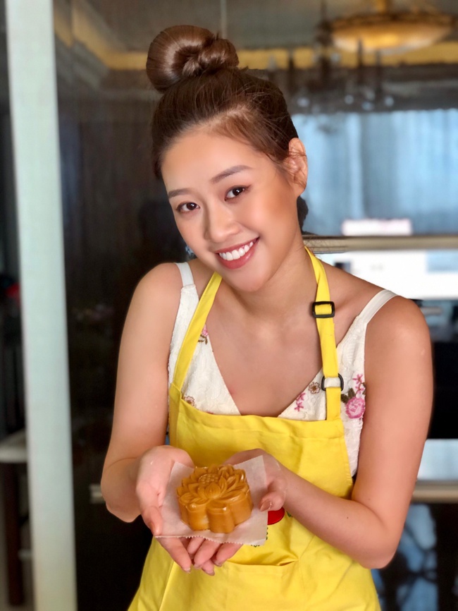 Hoa hậu Khánh Vân lần đầu vào bếp làm bánh trung thu tặng bạn bè, người thân - Ảnh 5.