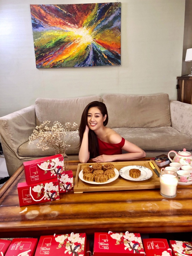 Hoa hậu Khánh Vân lần đầu vào bếp làm bánh trung thu tặng bạn bè, người thân - Ảnh 9.