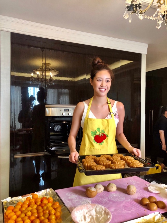 Hoa hậu Khánh Vân lần đầu vào bếp làm bánh trung thu tặng bạn bè, người thân - Ảnh 2.