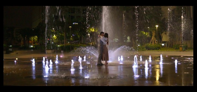 Tình yêu và tham vọng: Lộ cảnh hôn dưới đài phun nước cực lãng mạn của Minh - Linh sẽ lên sóng tối nay - Ảnh 2.