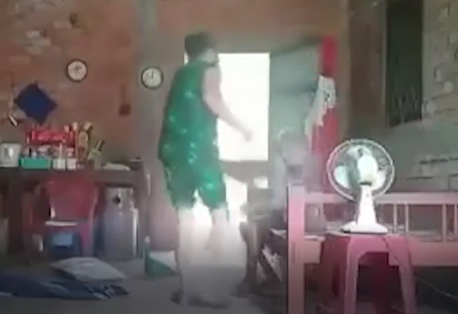 Clip: Người phụ nữ dùng chổi đánh đập và đổ rác vào mặt cụ bà liên tục quát tháo chửi bới Clip: Người phụ nữ dùng chổi đánh đập và đổ rác vào mặt cụ bà liên tục quát tháo chửi bới
