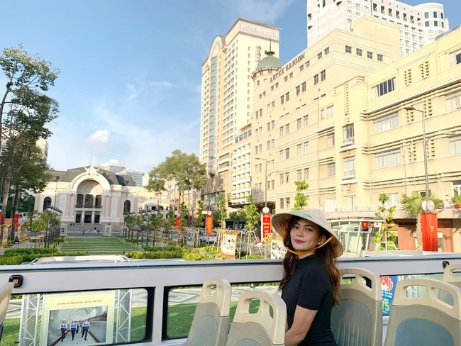 Mâu Thủy đội nón lá, trải nghiệm việc đi xe buýt 2 tầng ngắm cảnh Sài Gòn.