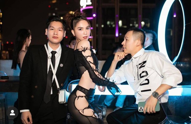 Mới đầu năm Ngọc Trinh đã gây sốc: Diện đồ xuyên thấu khoe toàn bộ da thịt nhưng nụ hôn đồng giới nóng bỏng mới đáng chú ý - Ảnh 3.