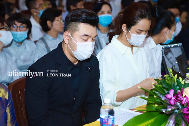 Dàn nghệ sĩ Vbiz tại tang lễ Vân Quang Long: Việt Hương, vợ chồng Vân Quang Long không giấu nổi sự đau lòng - Ảnh 1.