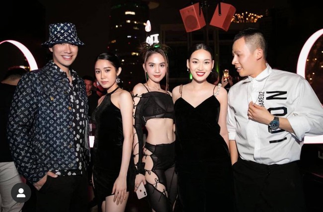 Mới đầu năm Ngọc Trinh đã gây sốc: Diện đồ xuyên thấu khoe toàn bộ da thịt nhưng nụ hôn đồng giới nóng bỏng mới đáng chú ý - Ảnh 5.