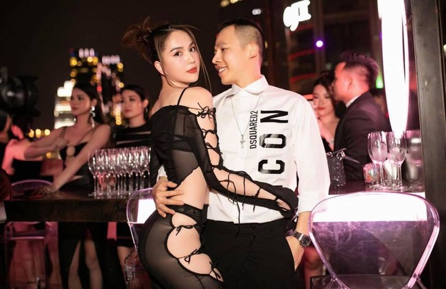 Mới đầu năm Ngọc Trinh đã gây sốc: Diện đồ xuyên thấu khoe toàn bộ da thịt nhưng nụ hôn đồng giới nóng bỏng mới đáng chú ý - Ảnh 2.