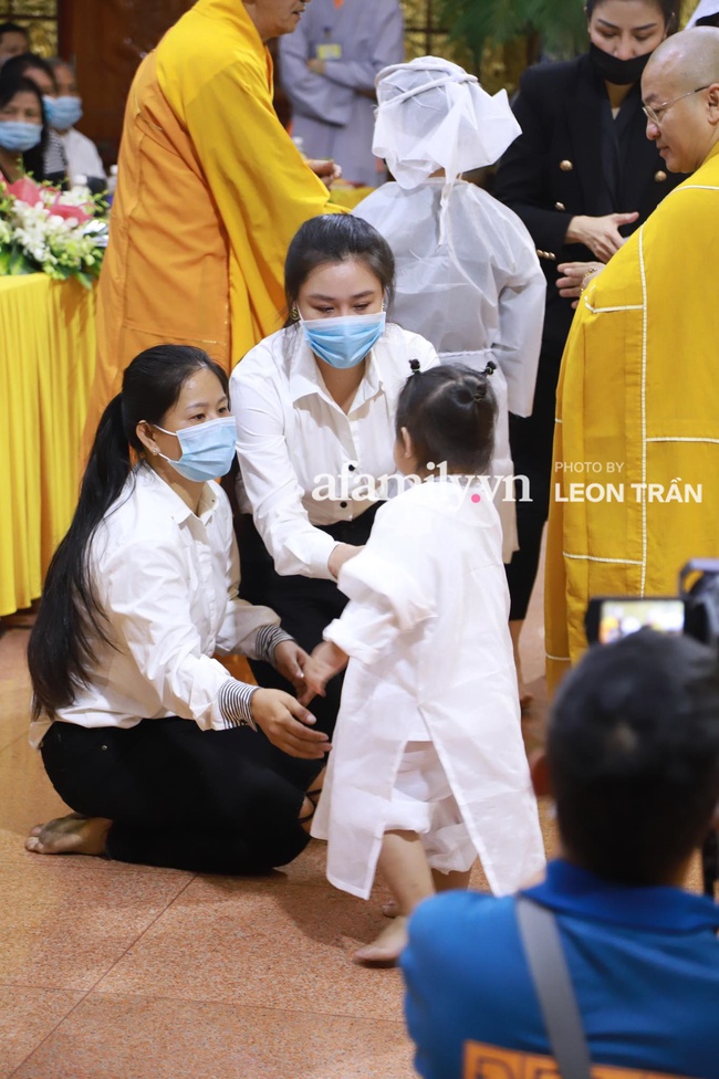 Nhói lòng trước gương mặt ngây thơ, hồn nhiên khóc cười của con gái 2 tuổi trong tang lễ ca sĩ Vân Quang Long - Ảnh 3. Nhói lòng trước gương mặt ngây thơ, hồn nhiên khóc cười của con gái 2 tuổi trong tang lễ ca sĩ Vân Quang Long - Ảnh 3.
