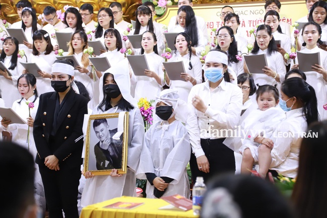 Nhói lòng trước gương mặt ngây thơ, hồn nhiên khóc cười của con gái 2 tuổi trong tang lễ ca sĩ Vân Quang Long - Ảnh 5. Nhói lòng trước gương mặt ngây thơ, hồn nhiên khóc cười của con gái 2 tuổi trong tang lễ ca sĩ Vân Quang Long - Ảnh 5.