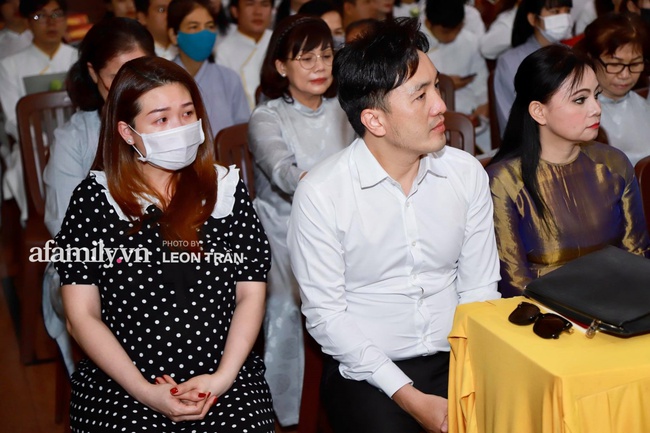 Dàn nghệ sĩ Vbiz tại tang lễ Vân Quang Long: Việt Hương, vợ chồng Vân Quang Long không giấu nổi sự đau lòng - Ảnh 3.