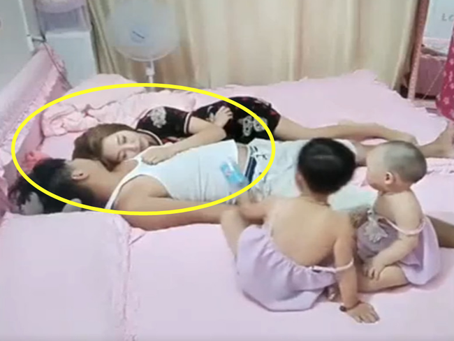 Cả nhà đang chơi thì bố mẹ giả vờ ngủ để thử lòng con, phản ứng của 2 cô con gái nhỏ khiến trái tim họ lập tức được ngâm trong hũ mật - Ảnh 1. Cả nhà đang chơi thì bố mẹ giả vờ ngủ để thử lòng con, phản ứng của 2 cô con gái nhỏ khiến trái tim họ lập tức được ngâm trong hũ mật - Ảnh 1.
