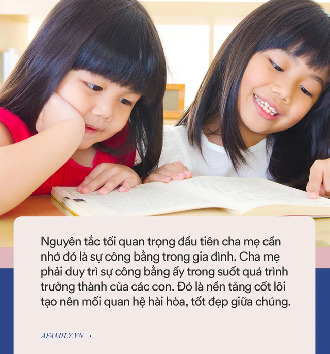 Cả nhà đang chơi thì bố mẹ giả vờ ngủ để thử lòng con, phản ứng của 2 cô con gái khiến trái tim họ lịm tim - Ảnh 5. Cả nhà đang chơi thì bố mẹ giả vờ ngủ để thử lòng con, phản ứng của 2 cô con gái nhỏ khiến trái tim họ lập tức được ngâm trong hũ mật - Ảnh 4.