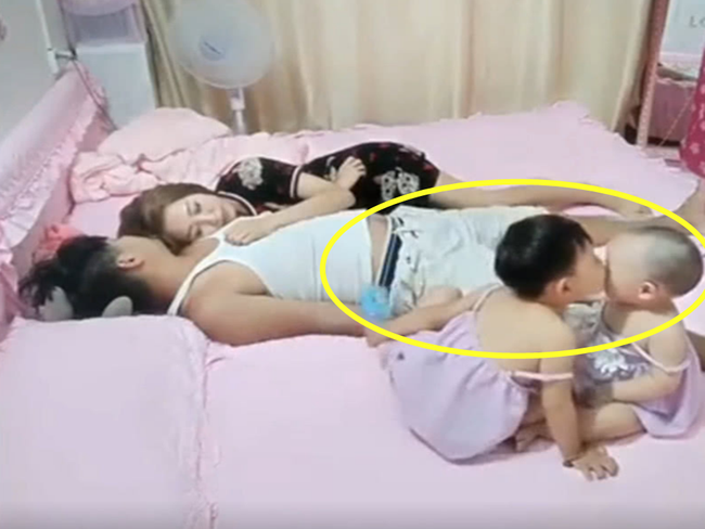 Cả nhà đang chơi thì bố mẹ giả vờ ngủ để thử lòng con, phản ứng của 2 cô con gái nhỏ khiến trái tim họ lập tức được ngâm trong hũ mật - Ảnh 3. Cả nhà đang chơi thì bố mẹ giả vờ ngủ để thử lòng con, phản ứng của 2 cô con gái nhỏ khiến trái tim họ lập tức được ngâm trong hũ mật - Ảnh 3.