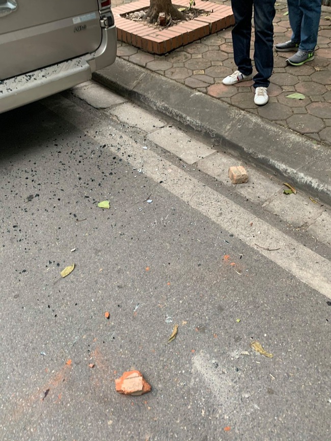 Hà Nội: Hoang mang về hàng loạt xe đưa đón học sinh bị đập phá - Ảnh 4.