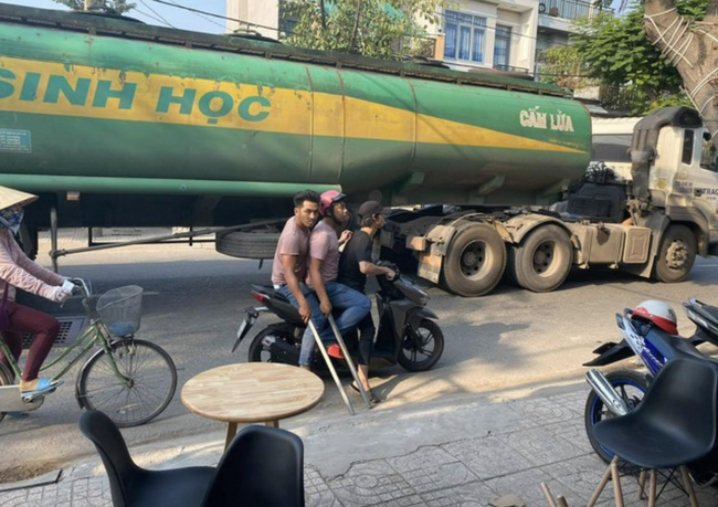 Phẫn nộ: Bị nhắc nhở khi đặt xe giao hàng bằng địa chỉ "ảo", gã côn đồ kéo băng đến hành hung gia đình người phụ nữ - Ảnh 2. Phẫn nộ: Bị nhắc nhở khi đặt xe giao hàng bằng địa chỉ "ảo", gã côn đồ kéo băng đến hành hung gia đình người phụ nữ - Ảnh 2.