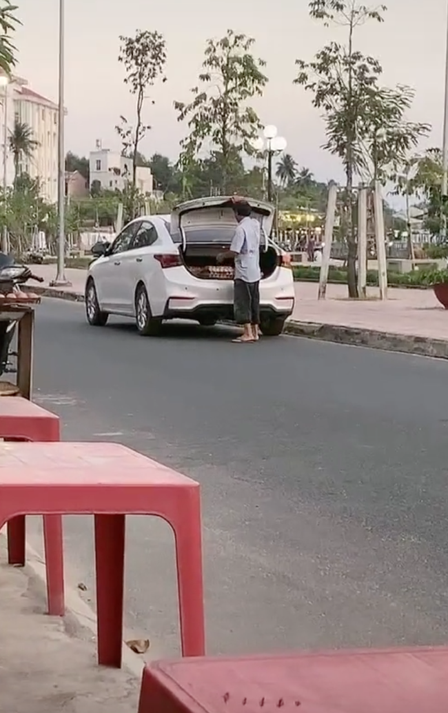 Chủ lò trứng mang dép kẹp, lái ô tô trắng đi giao trứng gà nhưng bước xuống xe cực kỳ thần thái khiến ai cũng ngỡ ngàng - Ảnh 1.