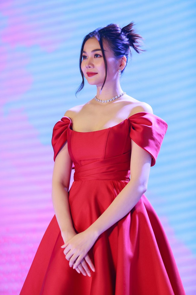 Siêu mẫu Thanh Hằng diện đầm đỏ rực như đoá hồng, khoe vai trần quyến rũ - Ảnh 6.