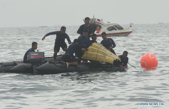 Video cận cảnh cảnh tượng hỗn độn dưới đáy biển nơi máy bay Indonesia rơi: Chiếc máy bay bị phá hủy hoàn toàn, mảnh vỡ và thi thể người nằm rải rác - Ảnh 4.