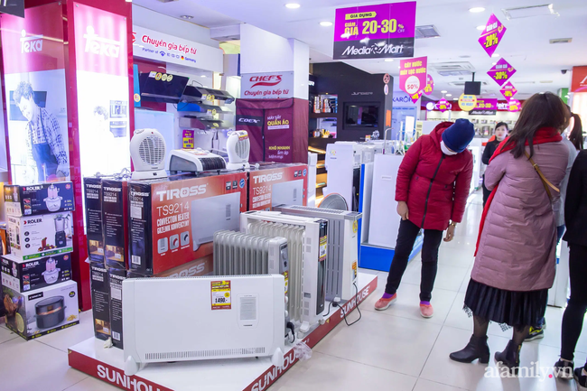 Rét đậm rét hại kéo dài, người dân thủ đô đổ xô đi sắm thiết bị sưởi ấm - Ảnh 2. Rét đậm rét hại kéo dài, người dân thủ đô đổ xô đi sắm thiết bị sưởi ấm - Ảnh 2.