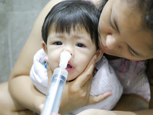 Trẻ ngừng thở, tím tái toàn thân do phụ huynh tự ý rửa mũi cho con sai cách - Ảnh 2. Trẻ ngừng thở, tím tái toàn thân do phụ huynh tự ý rửa mũi cho con sai cách - Ảnh 2.