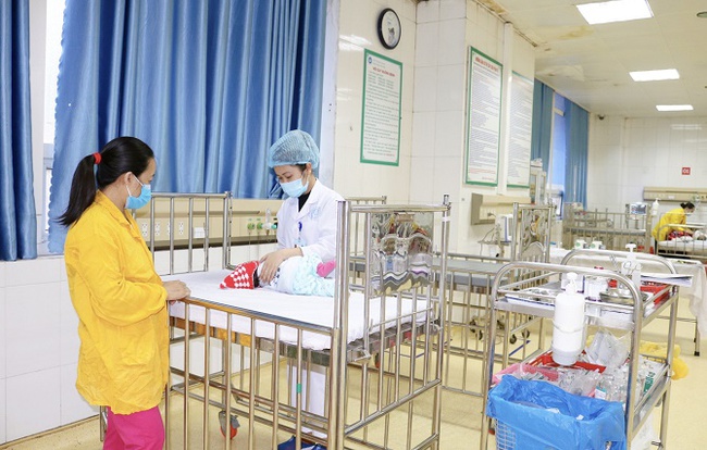 Trẻ bị ngừng thở, tím tái toàn thân do phụ huynh tự ý rửa mũi cho trẻ sai cách - Ảnh 1. Trẻ bị ngừng thở, tím tái toàn thân do phụ huynh tự ý rửa mũi cho trẻ sai cách - Ảnh 1.