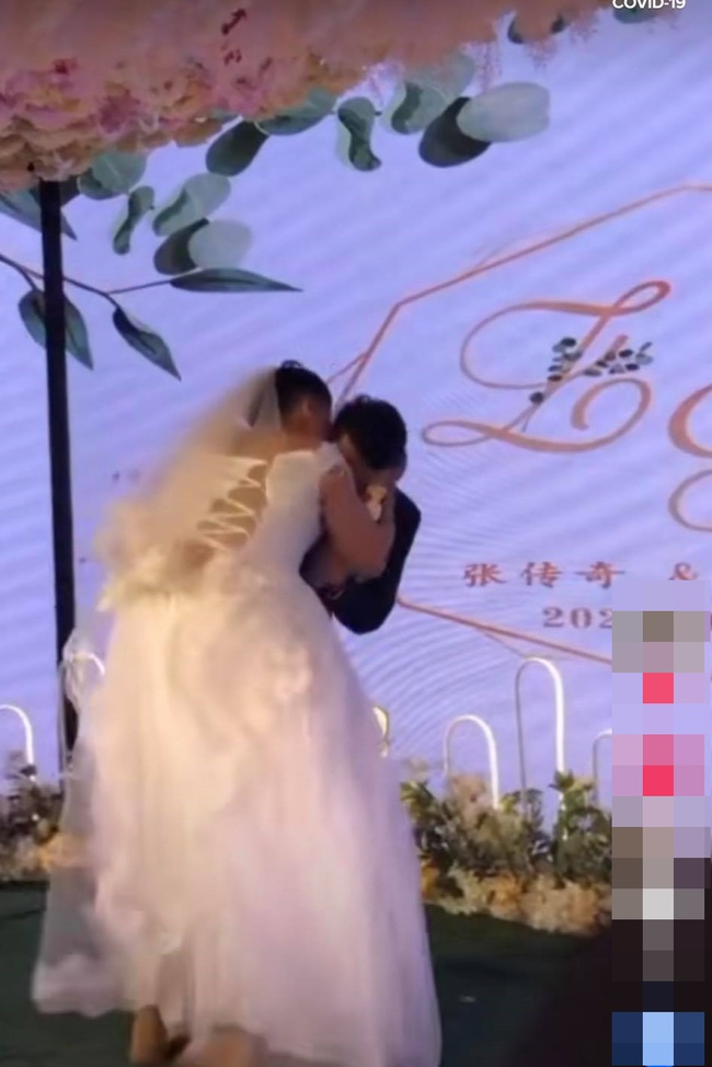 Ngay trên sân khấu hôn lễ, chú rể vừa quay đầu cô dâu đã nhào vào hôn rồi bỏ chạy, nhìn kỹ dung nhan cô ai cũng sợ hãi - Ảnh 1. Ngay trên sân khấu hôn lễ, chú rể vừa quay đầu cô dâu đã nhào vào hôn rồi bỏ chạy, nhìn kỹ dung nhan cô ai cũng sợ hãi - Ảnh 1.