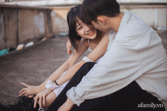 Câu chuyện về bộ ảnh tình yêu đón nhận 24 nghìn like: Cặp đôi đang "tình cảm" giữa chợ thì bị mẹ vác chổi đuổi đánh gây bão mạng xã hội! - Ảnh 4. Câu chuyện về bộ ảnh tình yêu đón nhận 24 nghìn like: Cặp đôi đang "tình cảm" giữa chợ thì bị mẹ vác chổi đuổi đánh gây bão mạng xã hội! - Ảnh 4.