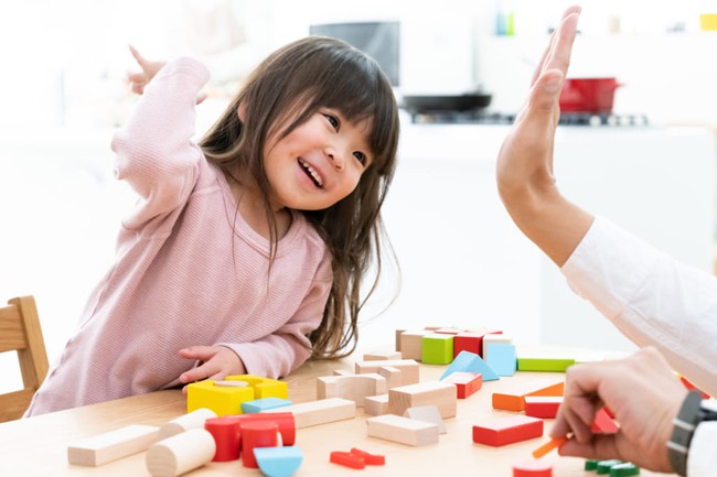 Các nhà khoa học Mỹ cho biết, cách tốt nhất phát triển trí não của trẻ không phải là đọc sách mà là việc đơn giản này