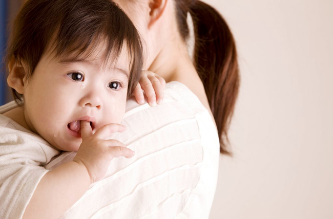 Dù biết đi trẻ vẫn đòi bố mẹ bế, nhiều người nghĩ con hư nhưng sự thật sẽ khiến bạn muốn bế ẵm con nhiều hơn