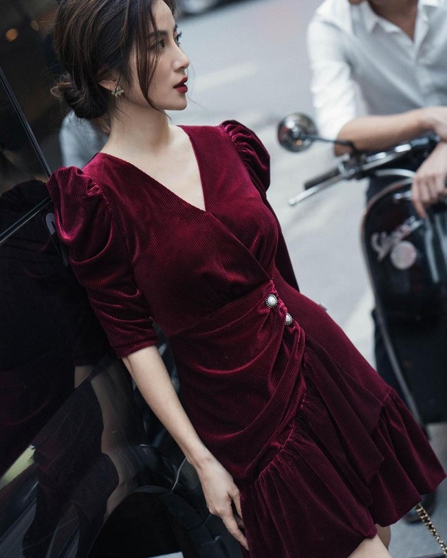 10 mẫu váy đỏ rất sang chứ không hề chóe của các shop thời trang Việt, sắm ngay để năm mới &quot;đỏ thôi đen quên đi&quot; - Ảnh 19.