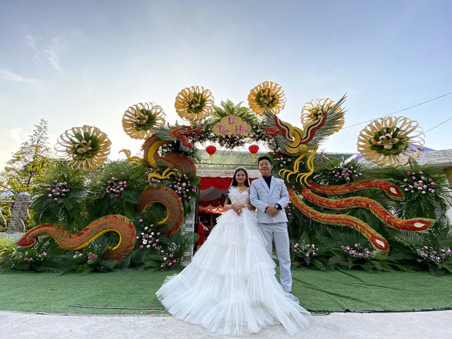 Choáng ngợp với cổng cưới bằng lá dừa "siêu to khổng lồ" tại miền Tây, nổi tiếng khắp các trang mạng xã hội ít giờ qua - Ảnh 2.