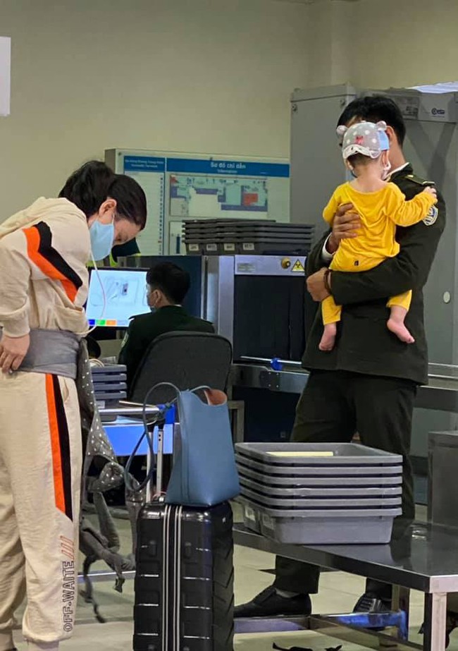 Nhân viên sân bay tận tình bế em bé giúp mẹ gây bão vì quá dễ thương, hội chị em tức tốc xin info nhưng có một chi tiết &quot;tố&quot; anh ấy đã có gia đình khiến ai cũng bất ngờ - Ảnh 1.