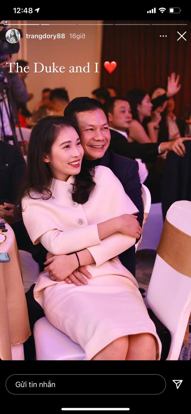 Quả không hổ danh đệ nhất lãng mạn, Shark Hưng khiến dân tình "đỏ mặt" trước khoảnh khắc tình tứ như thanh niên đôi mươi với vợ Á hậu - Ảnh 1. Quả không hổ danh đệ nhất lãng mạn, Shark Hưng khiến dân tình "đỏ mặt" trước khoảnh khắc tình tứ như thanh niên đôi mươi với vợ Á hậu - Ảnh 1.