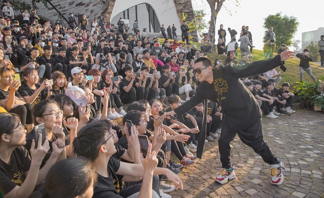 Wowy đắt show sau Rap Việt, trình diễn cực máu trước hàng nghìn sinh viên - Ảnh 4.
