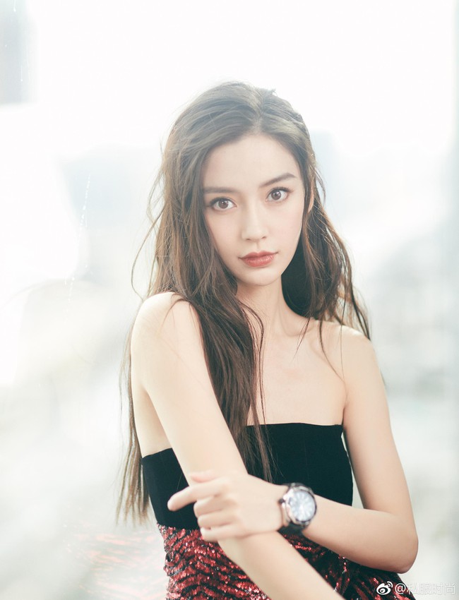 Angelababy cũng hoàn toàn phớt lờ chồng.