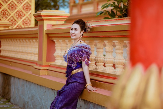 Diễn viên Phan Kim Oanh khoe nhan sắc càng ngày mặn mà trong trang phục dân tộc Khmer - Ảnh 1. Diễn viên Phan Kim Oanh khoe nhan sắc càng ngày mặn mà trong trang phục dân tộc Khmer - Ảnh 1.