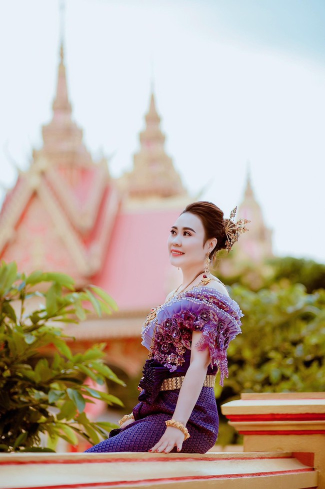 Diễn viên Phan Kim Oanh khoe nhan sắc càng ngày mặn mà trong trang phục dân tộc Khmer - Ảnh 6. Diễn viên Phan Kim Oanh khoe nhan sắc càng ngày mặn mà trong trang phục dân tộc Khmer - Ảnh 6.