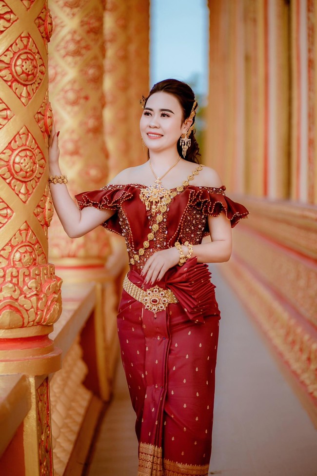 Diễn viên Phan Kim Oanh khoe nhan sắc càng ngày mặn mà trong trang phục dân tộc Khmer - Ảnh 4. Diễn viên Phan Kim Oanh khoe nhan sắc càng ngày mặn mà trong trang phục dân tộc Khmer - Ảnh 4.