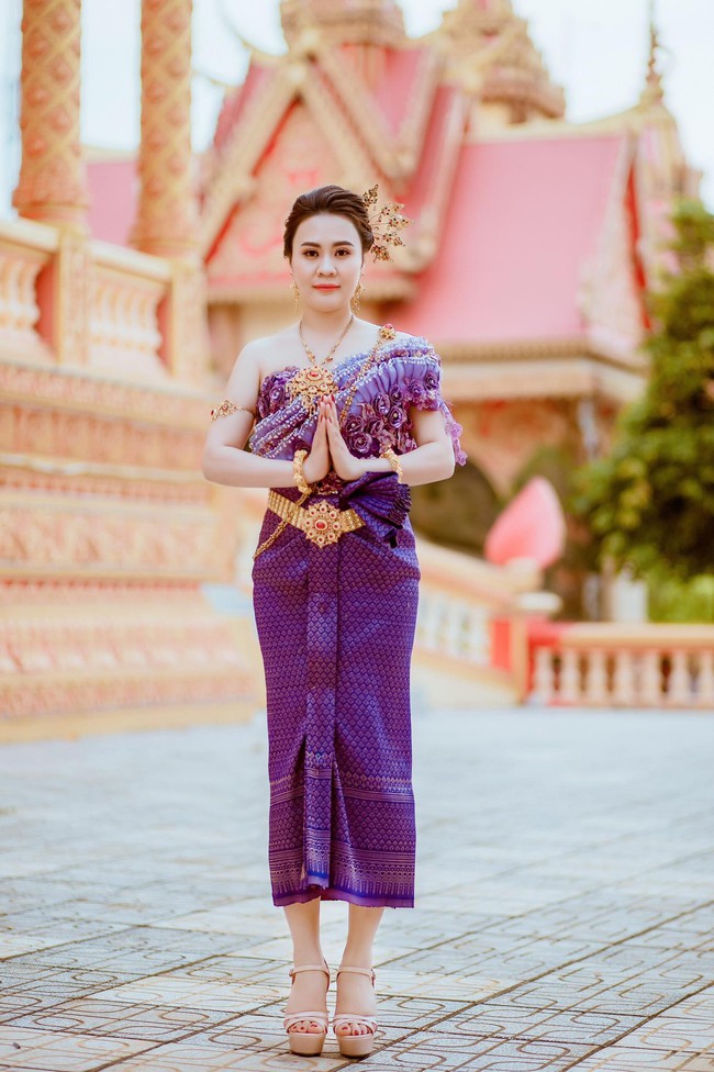 Diễn viên Phan Kim Oanh khoe nhan sắc càng ngày mặn mà trong trang phục dân tộc Khmer - Ảnh 3. Diễn viên Phan Kim Oanh khoe nhan sắc càng ngày mặn mà trong trang phục dân tộc Khmer - Ảnh 3.