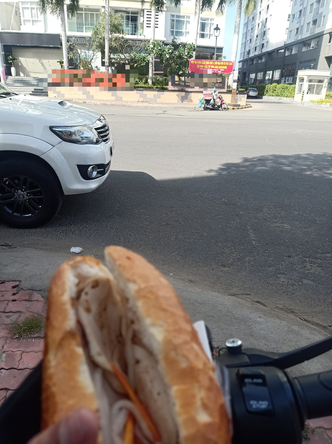 Mua bánh mì giá &quot;cắt cổ&quot; ở &quot;khu người giàu&quot;, anh tài xế xe ôm không nghệ sốc nhẹ, cả ngày chỉ cầm chứ không dám ăn  - Ảnh 2.