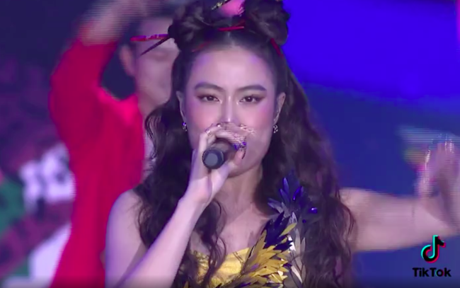 WeChoice 2020: Hoàng Thùy Linh hát cùng Dế Choắt, tiết mục rất đỉnh chỉ có điều mặt nữ ca sĩ quá béo  - Ảnh 2.