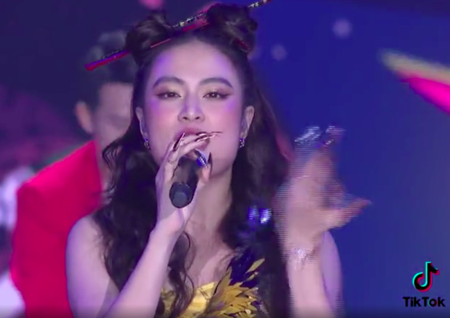 WeChoice 2020: Hoàng Thùy Linh hát cùng Dế Choắt, tiết mục rất đỉnh chỉ có điều mặt nữ ca sĩ quá béo  - Ảnh 1.