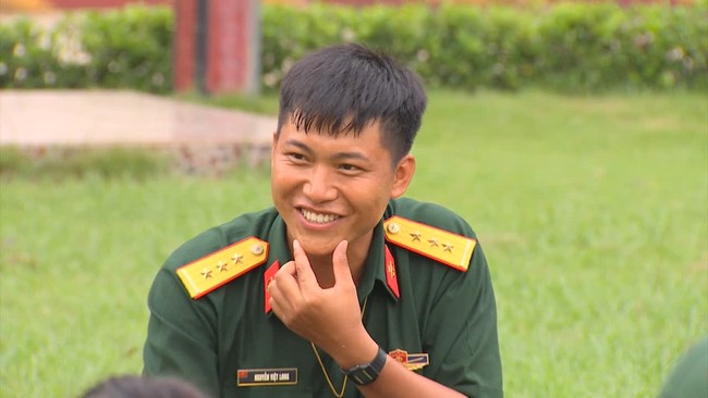 Sao nhập ngũ: Mũi trưởng Long tá hỏa vì bị giả mạo Tiktok, Hậu Hoàng liền vào than thở vì đăng clip dìm hàng - Ảnh 2. Sao nhập ngũ: Mũi trưởng Long tá hỏa vì bị giả mạo Tiktok, Hậu Hoàng liền vào than thở vì đăng clip dìm hàng - Ảnh 2.