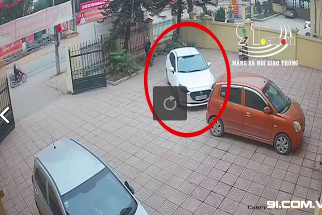 Chiếc ô tô trắng mới cứng vọt ga lao vào cột điện, trích xuất camera khiến tất cả sững sờ - Ảnh 2. Chiếc ô tô trắng mới cứng vọt ga lao vào cột điện, trích xuất camera khiến tất cả sững sờ - Ảnh 2.