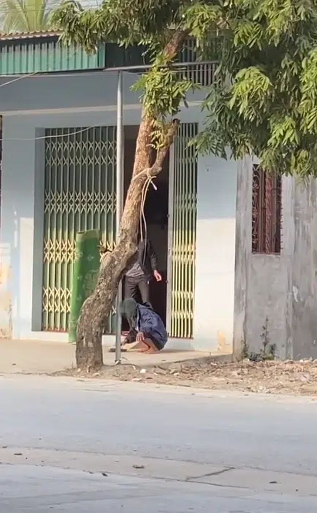 Cụ ông khắc khổ ngồi nghỉ chân ké trước cửa nhà bên đường, nhưng thái độ của chủ nhà mới gây phẫn nộ - Ảnh 2. Cụ ông khắc khổ ngồi nghỉ chân ké trước cửa nhà bên đường, nhưng thái độ của chủ nhà mới gây phẫn nộ - Ảnh 2.
