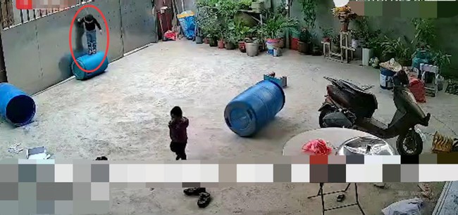 Mẹ lơ là một giây, bé trai suýt mất mạng vì chơi trò treo cổ - Ảnh 1. Mẹ lơ là một giây, bé trai suýt mất mạng vì chơi trò treo cổ - Ảnh 1.