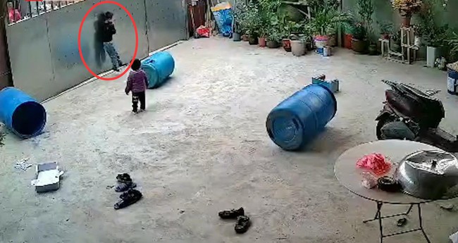 Mẹ lơ là một giây, bé trai suýt mất mạng vì chơi trò treo cổ - Ảnh 2. Mẹ lơ là một giây, bé trai suýt mất mạng vì chơi trò treo cổ - Ảnh 2.